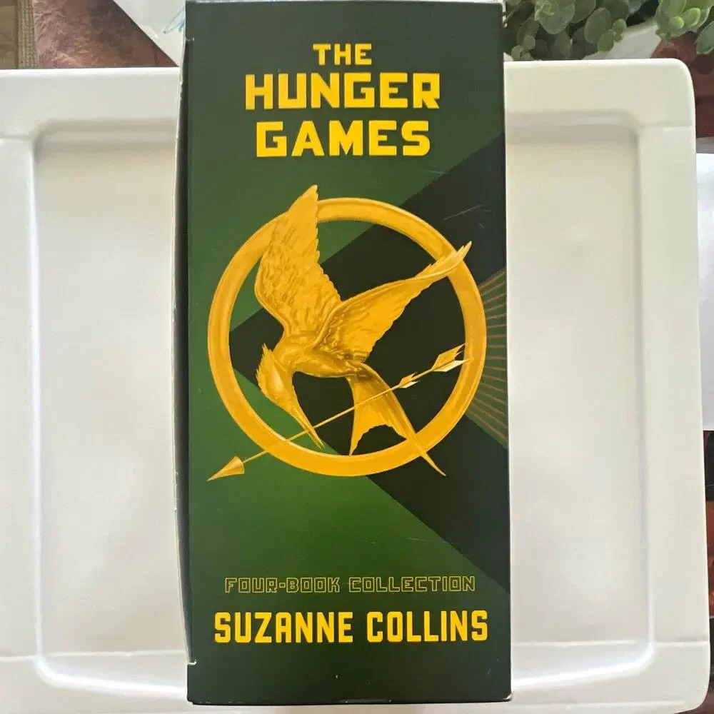 Suzanne Collins Hunger Games 4-Book Paperback Box Set w/Scholastic
